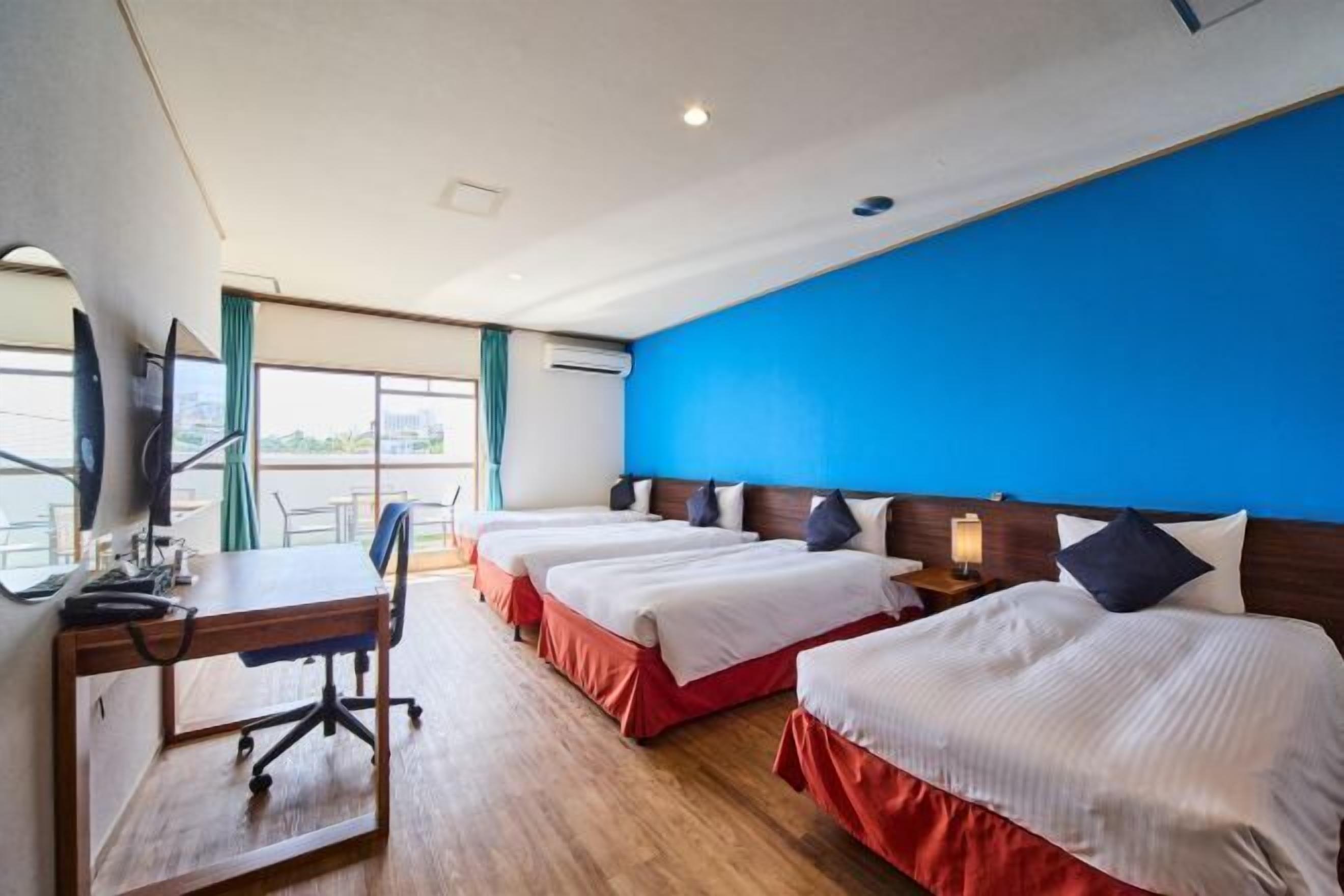 Individuell dekoriert, Schreibtisch, laptopgeeigneter Arbeitsplatz