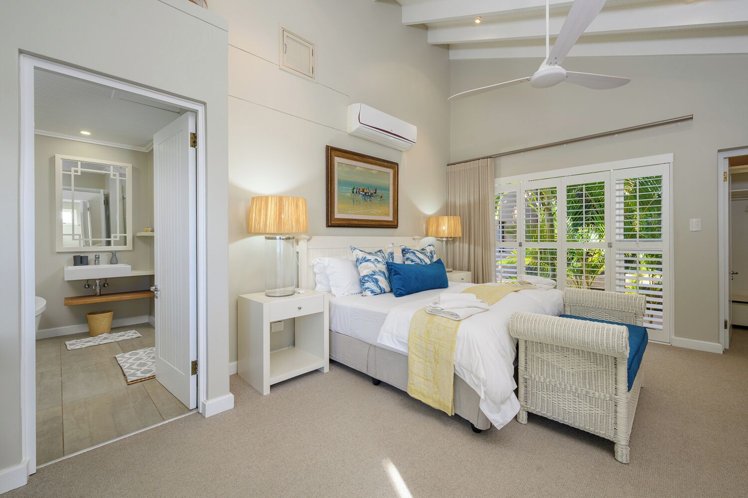 5 dormitorios, caja fuerte, escritorio y tabla de planchar con plancha