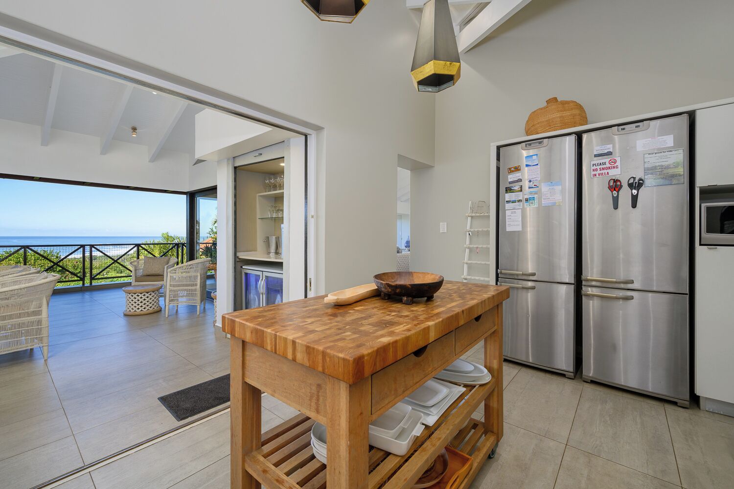 Refrigerador con freezer, microondas, horno, placa de cocina