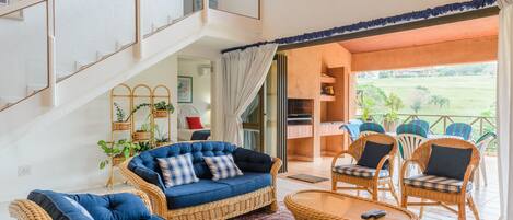 Villa Supérieure, 3 chambres | Coin séjour | Télévision à écran plat, table de tennis de table