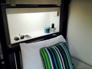 遮光窗簾/窗簾、免費 Wi-Fi、床單