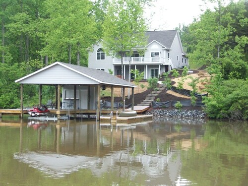 Family Fun and Relaxation: Your Dream Lakehouse Vacation!
