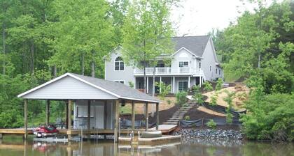 Family Fun and Relaxation: Your Dream Lakehouse Vacation!