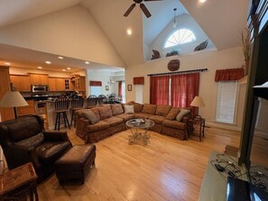 Smart TV, fireplace, video games, DVD player - Family Fun and Relaxation: Your Dream Lakehouse Vacation! (Moneta)