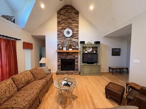 Smart TV, fireplace, video games, DVD player - Family Fun and Relaxation: Your Dream Lakehouse Vacation! (Moneta)