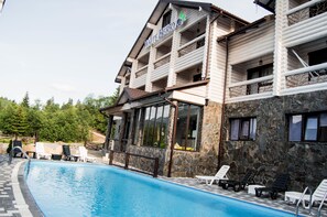 Vista frontal de la propiedad