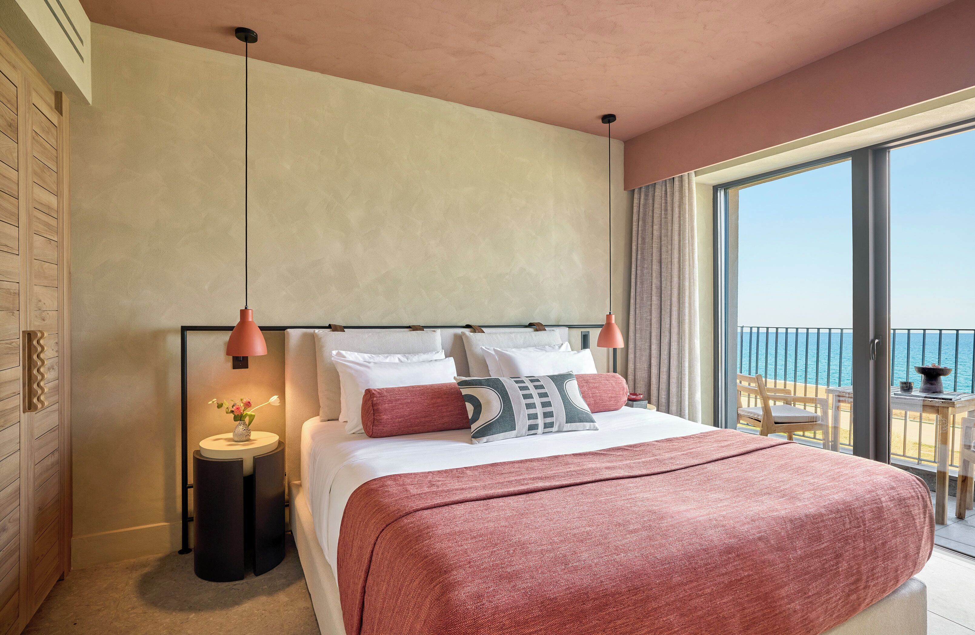 One Bedroom Suite Sea View | Minibar, in-room safe, blackout drapes, bed sheets
