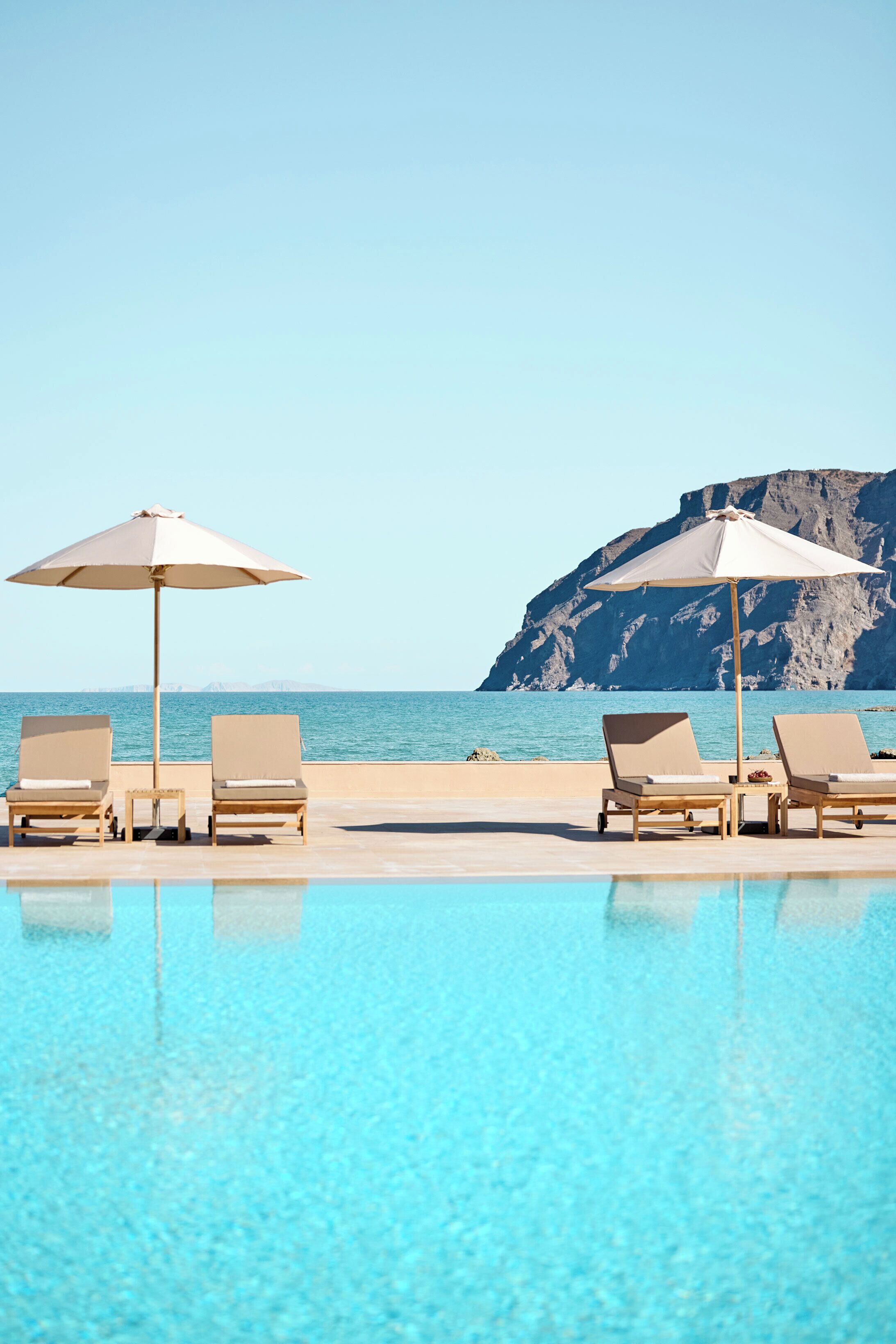 2 utendørsbassenger, bassengparasoller og solsenger