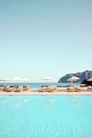 2 piscinas al aire libre, sombrillas, sillones reclinables de piscina