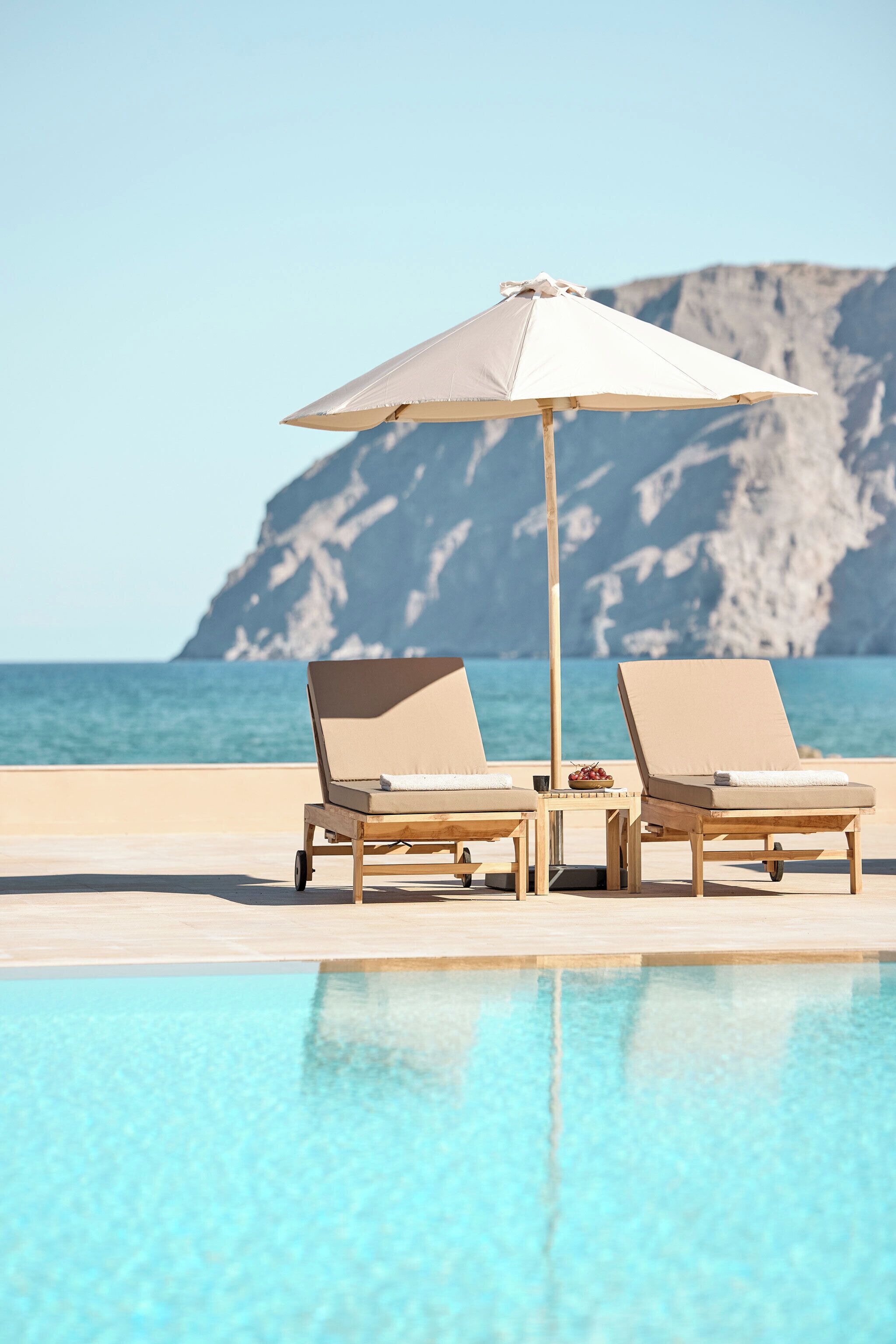 2 piscines extérieures, parasols de plage, chaises longues