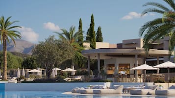 2 kolam renang terbuka, payung kolam, kerusi lepak pantai