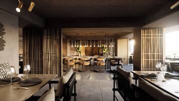 5 restaurantes, se sirven desayunos, comidas, cenas y cocina italiana