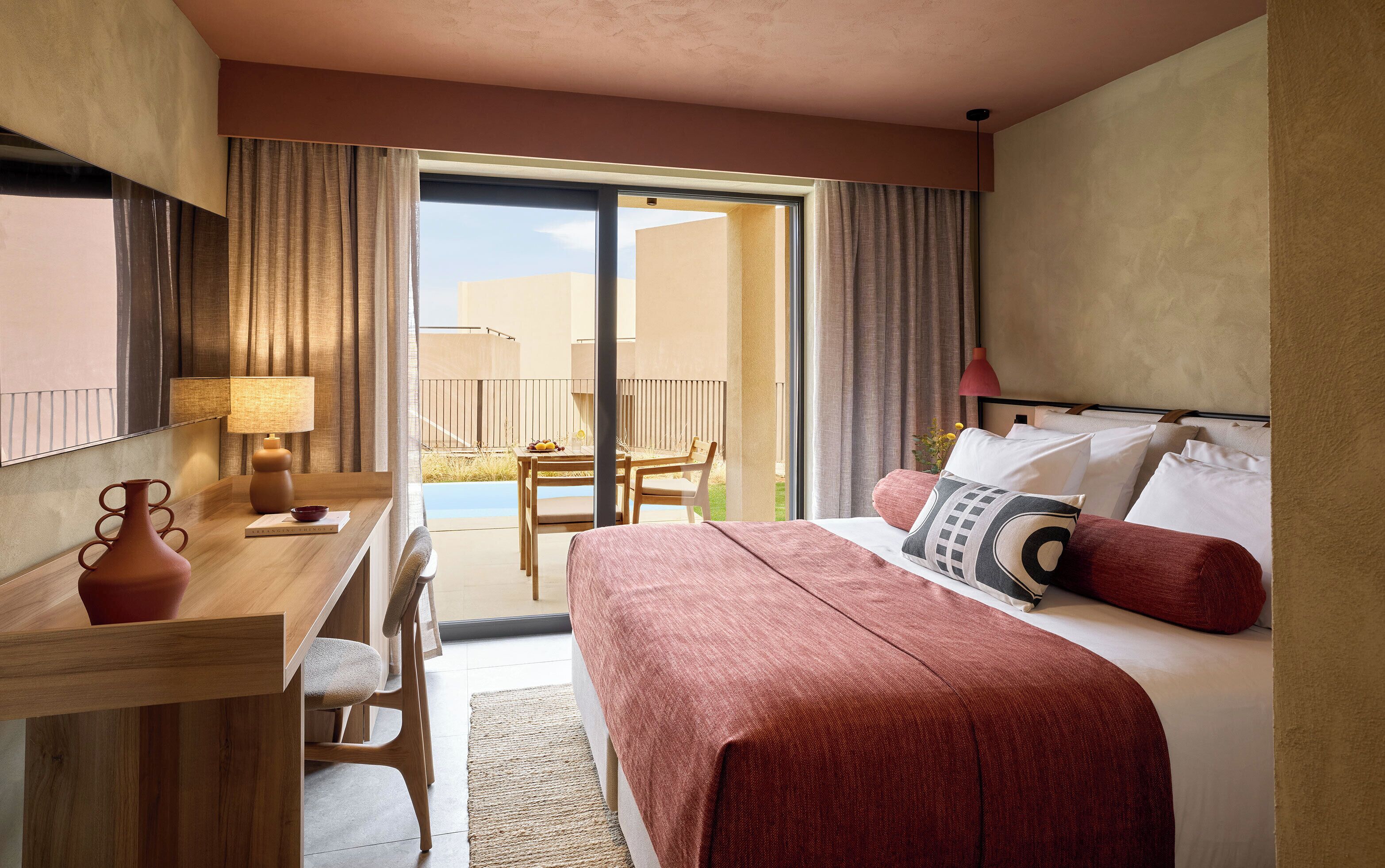 Deluxe Room Swim-Up | Minibar, in-room safe, blackout drapes, bed sheets