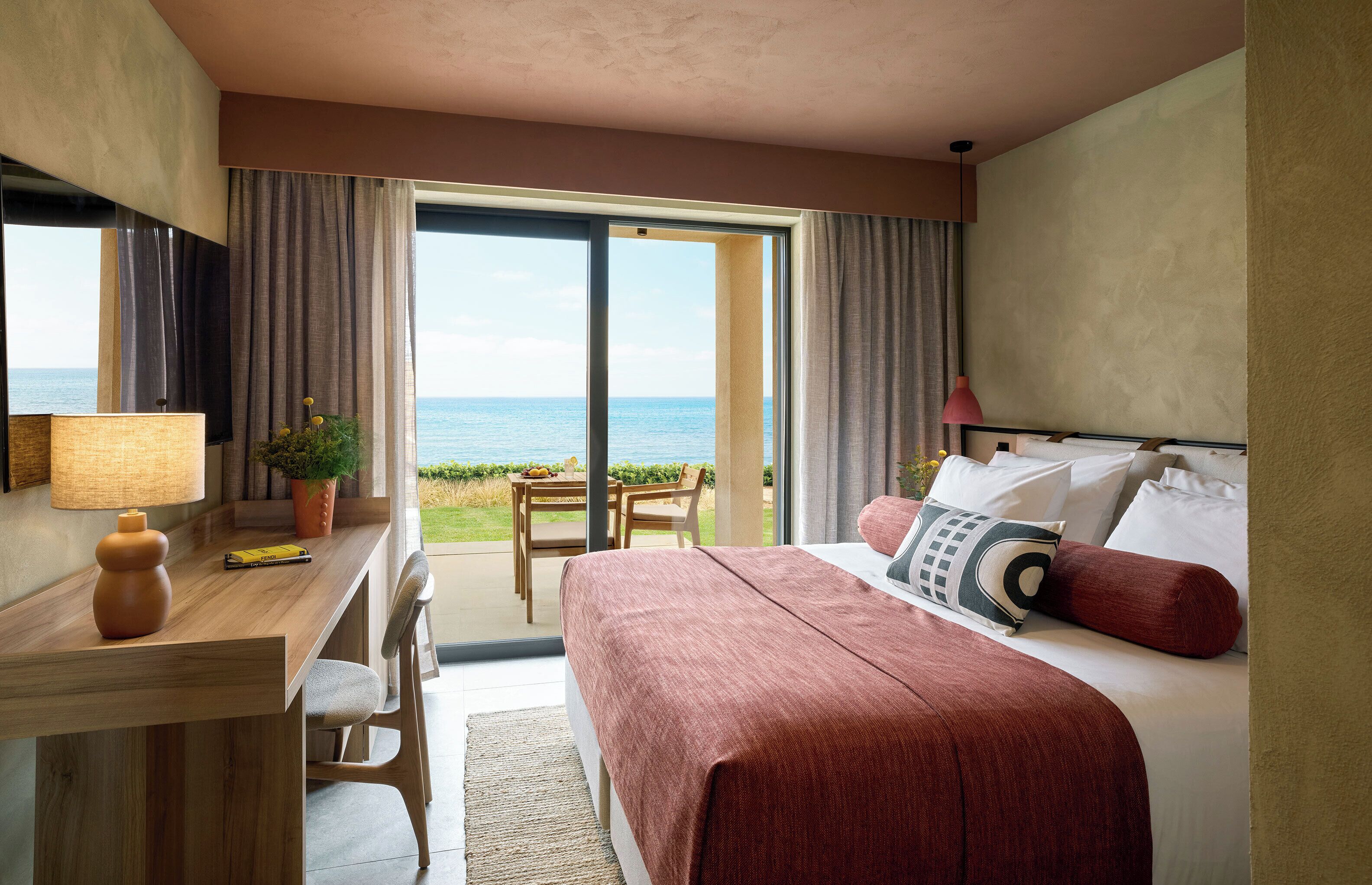 Deluxe Room Sea View | Minibar, in-room safe, blackout drapes, bed sheets