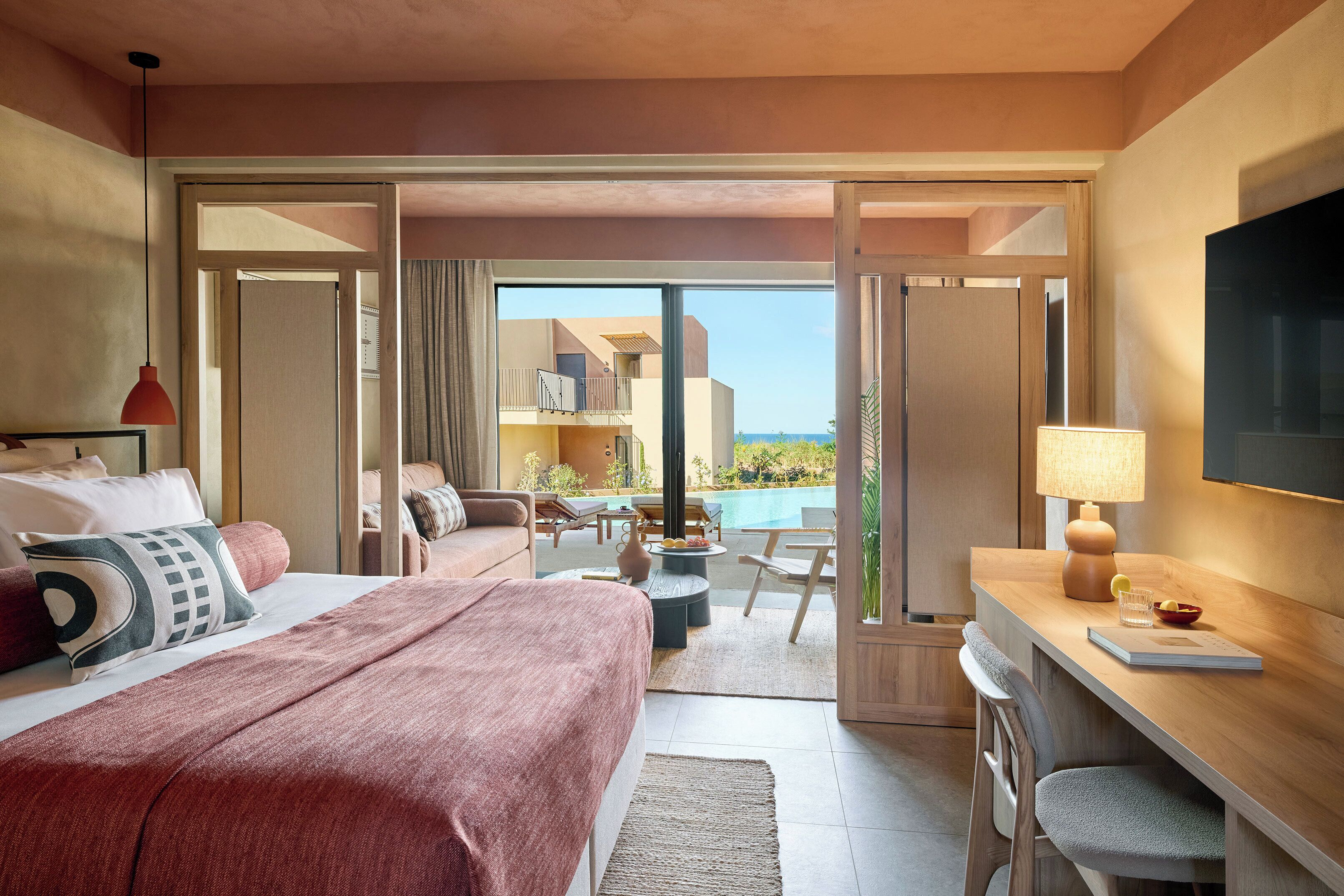 Junior Suite Swim-Up | Minibar, in-room safe, blackout drapes, bed sheets