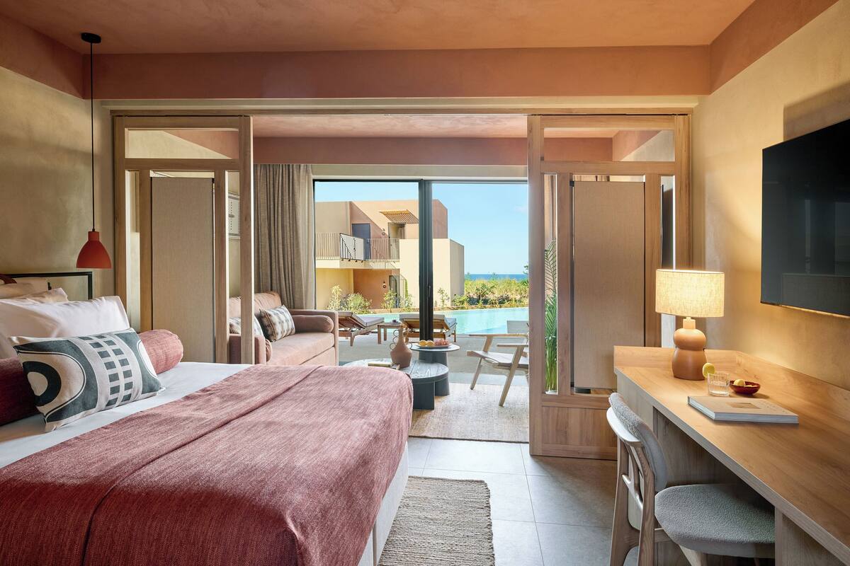 Junior Suite Swim-Up | Minibar, värdeförvaringsskåp på rummet och mörkläggningsgardiner