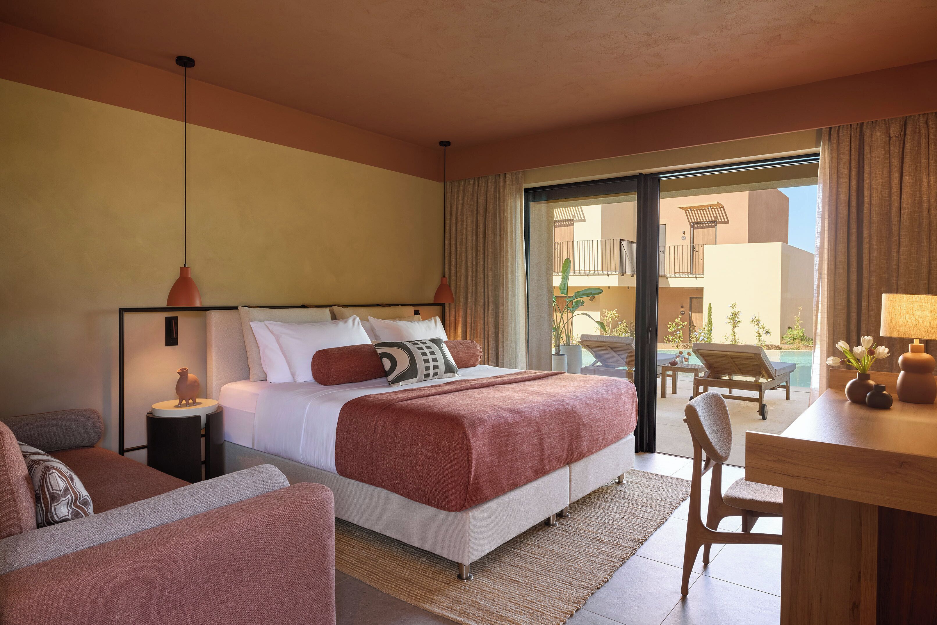 Premium Room Swim-Up | Minibar, in-room safe, blackout drapes, bed sheets