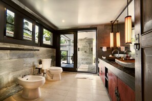Deep-soaking bathtub, free toiletries, hair dryer, bathrobes - Tamarind Exclusive Villa (Sattahip)