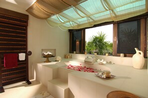 9-Bedroom Executive Pool Villa | 욕실 | 전신 욕조, 무료 세면용품, 헤어드라이어, 목욕가운