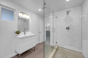 Badewanne, Haartrockner, Handtücher, Toilettenpapier