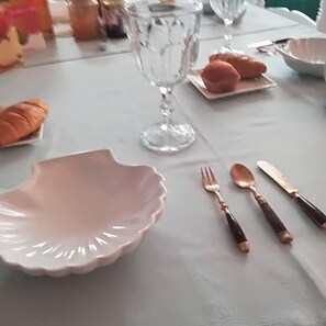 Tägliches inbegriffenes kontinentales Frühstück