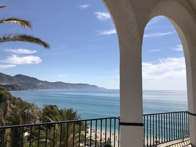 Large villa, pool, wifi free, Air C, pool, barbecue, tennis table, up to 16, near Beac