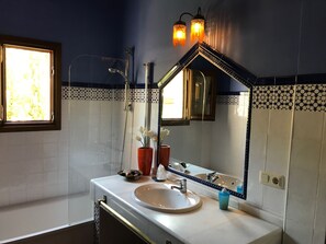 Combined shower/bathtub, hair dryer, towels, soap - Great Villa ideal for groups: swimming pool, wifi, air conditioning, sea view. (Frigiliana)