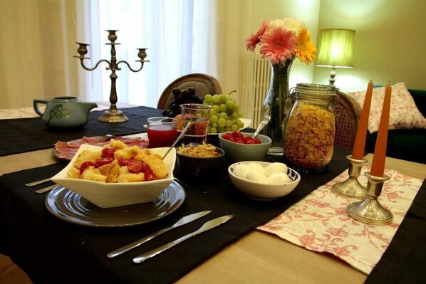 Tägliches einheimisches Frühstück (5.00 EUR pro Person)