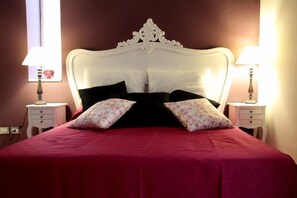 Double Room, Private Bathroom (External) | Minibar, desk, cribs/infant beds, free WiFi - B&B Verdi (Salerno)