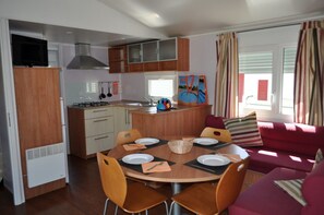 Mobile Unterkunft, 2 Schlafzimmer (Bali) | Wohnzimmer