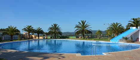 Una piscina al aire libre de temporada