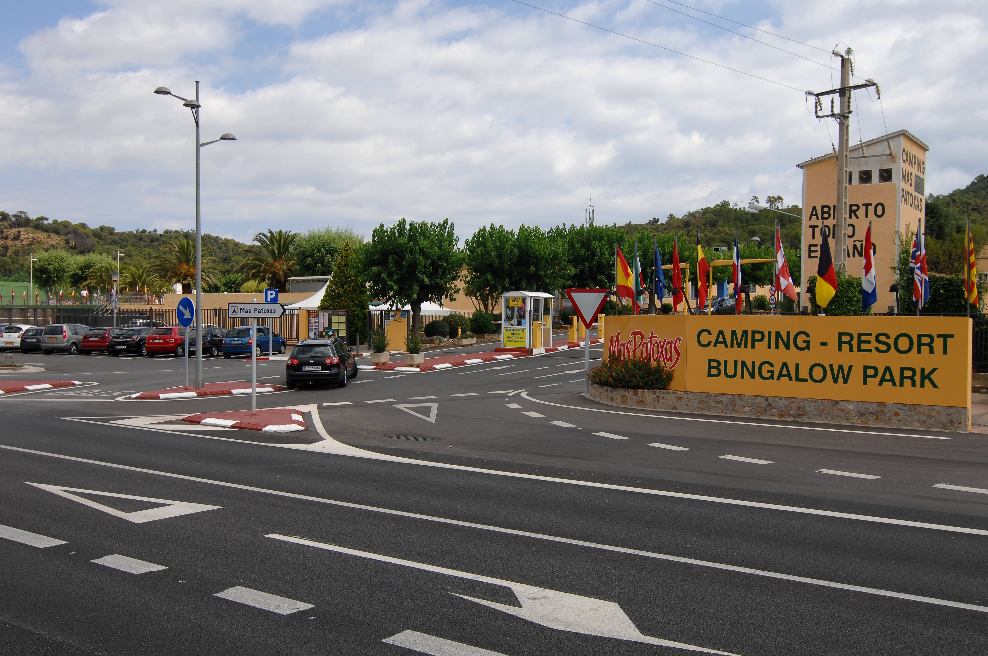 Una carretera con un cartel que indica Camping - Resort Bungalow Park.