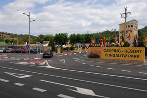 A road with a sign for Camping - Resort Bungalow Park.