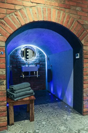 Deluxe Double Room, Ensuite (Room 7, No 8ight) | Bathroom | Free toiletries, hair dryer, towels, soap - The Kingsbury at No7 & No8 (Marlborough)