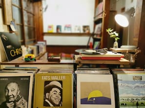 A room with bookshelves, a desk, and a lamp. - Guest House Komatsuya - Hostel (Tokyo)