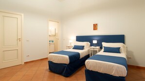 A hotel room with two beds, a white door, a small bathroom, and a ceiling light. - Arbiter Apartments - L'amphora (Napoli)