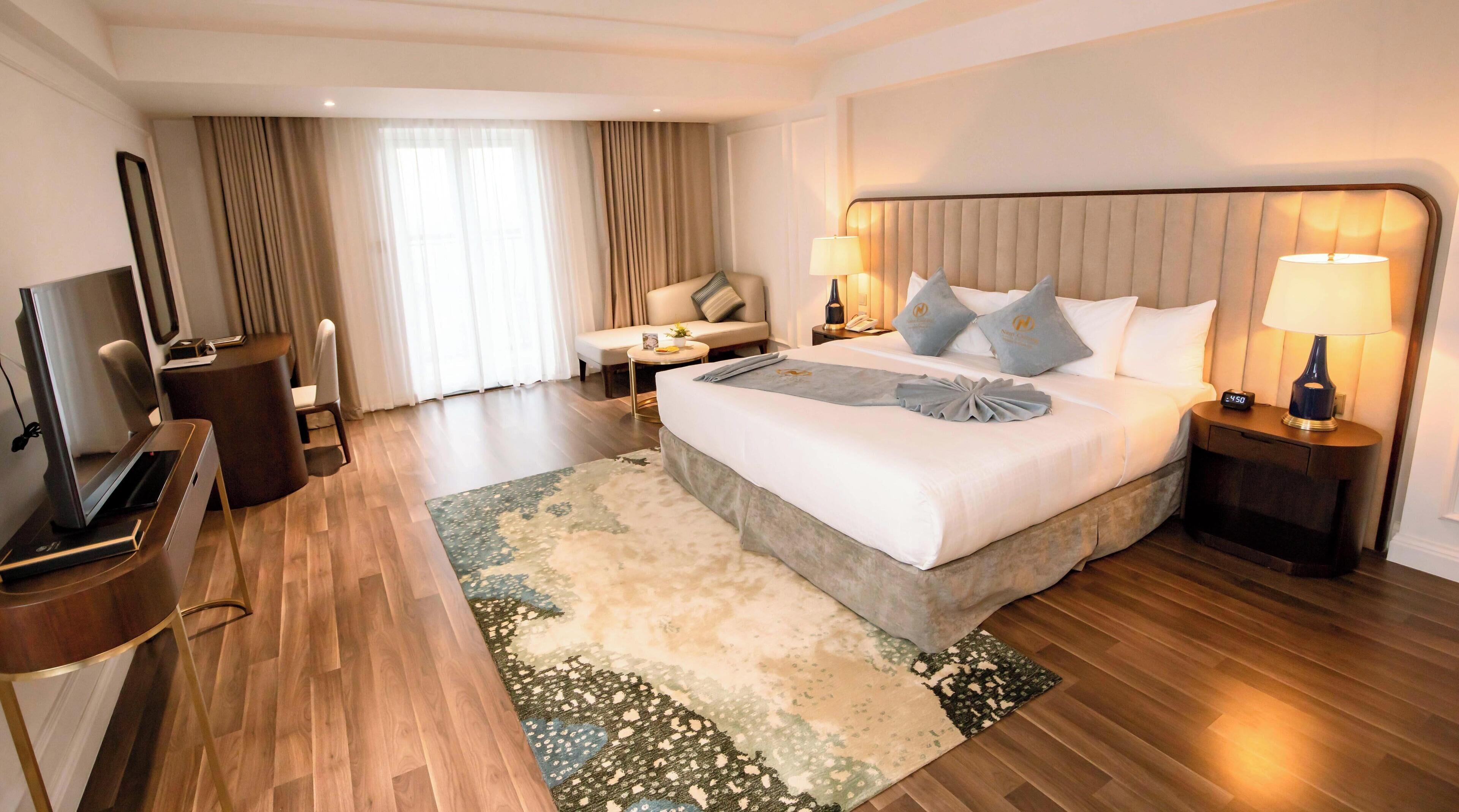 Deluxe Double Room Single Use, 1 King Bed | Minibar, in-room safe, individually furnished, desk