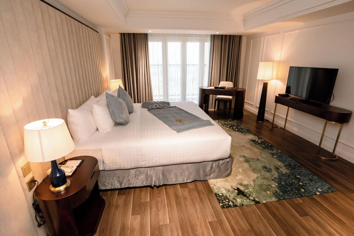 Luxury Suite | Minibar, in-room safe, individually furnished, desk