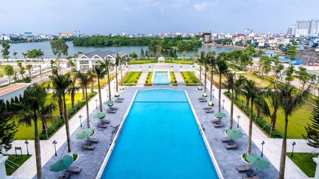 Piscina con vista a un paisaje urbano y una masa de agua.