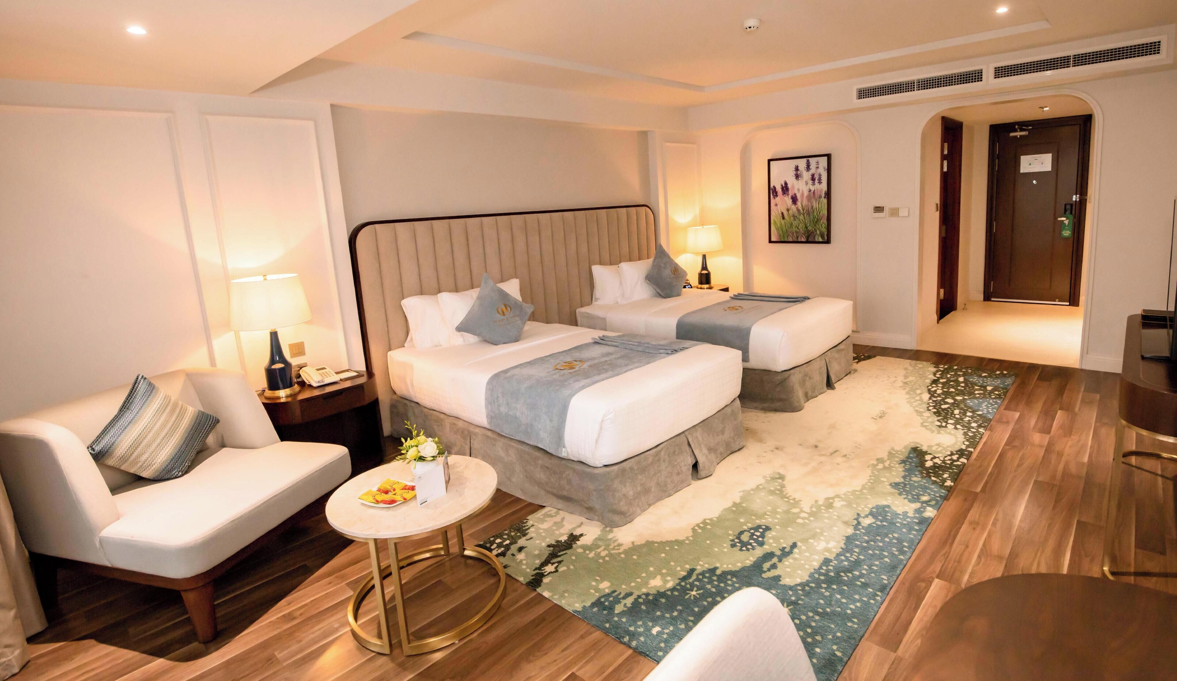 Familien-Zweibettzimmer | Minibar, Zimmersafe, individuell eingerichtet, Schreibtisch