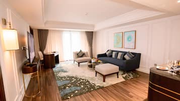 Suite Mewah | Area keluarga | Televisi layar datar 41-inci dengan saluran TV kabel dan TV