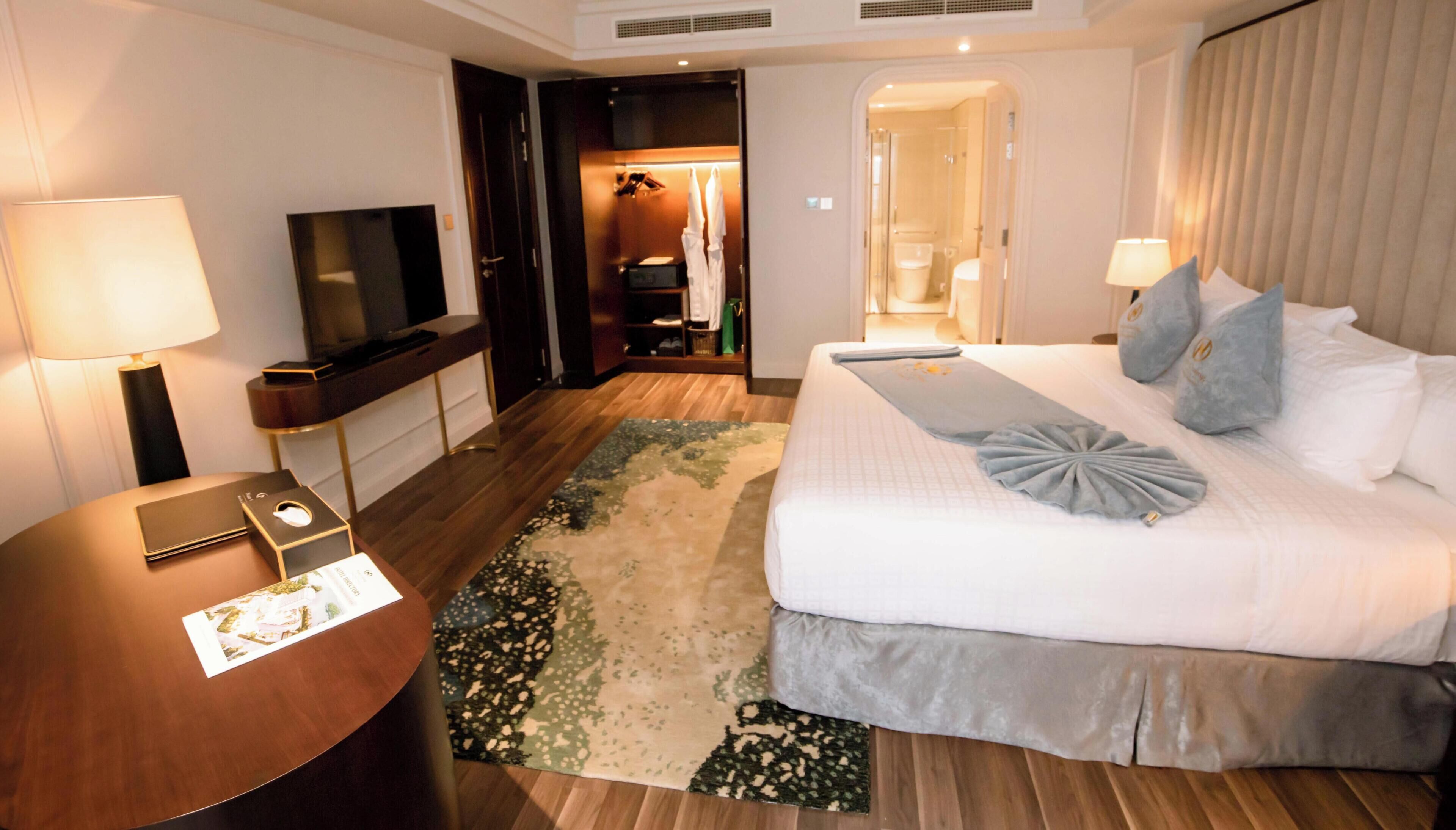 Familien-Doppelzimmer, Seeblick | Minibar, Zimmersafe, individuell eingerichtet, Schreibtisch