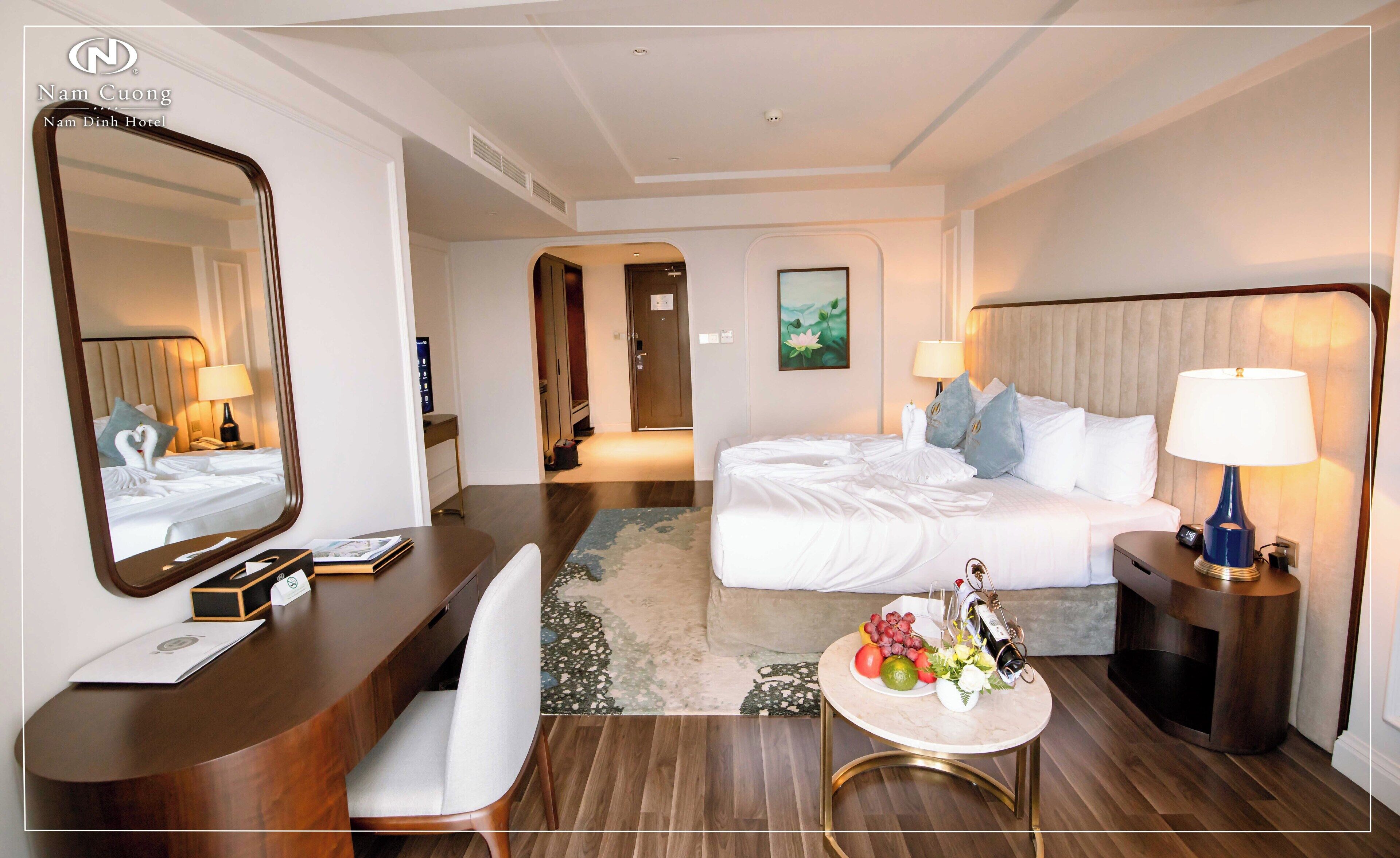 Executive Room, 1 King Bed | Minibar, in-room safe, individually furnished, desk