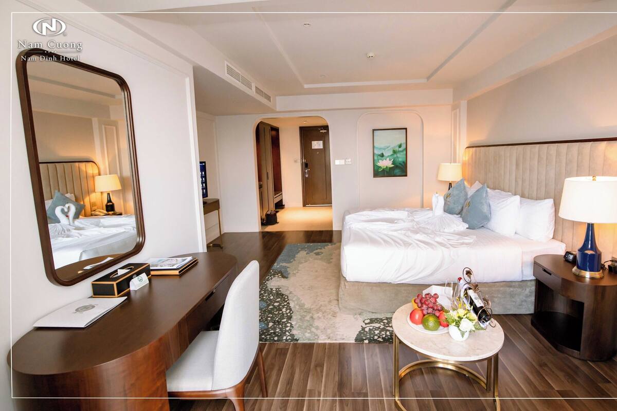 Executive Room, 1 King Bed | Minibar, in-room safe, individually furnished, desk
