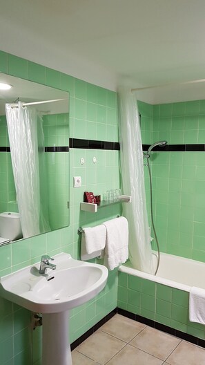 Phòng 4 | Phòng tắm | Buồng tắm vòi sen, đồ dùng nhà tắm miễn phí, máy sấy tóc, khăn tắm 