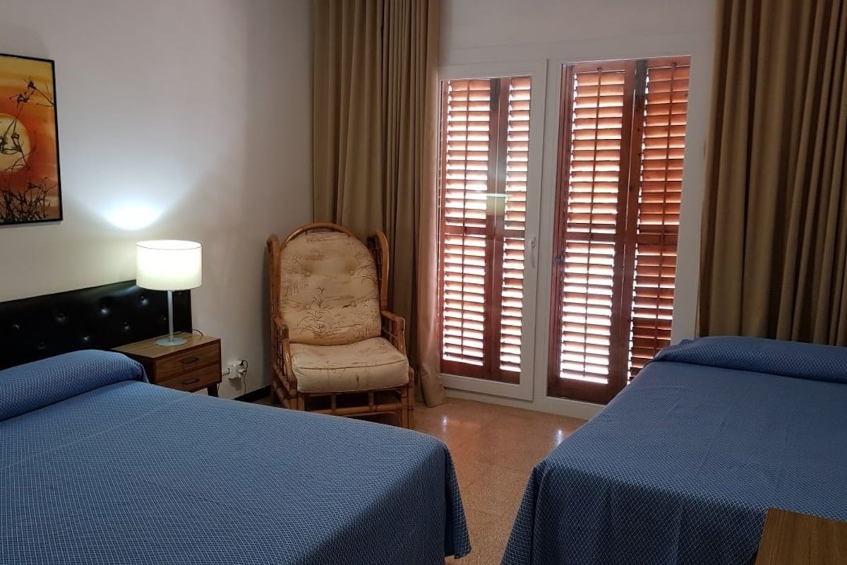 Habitación doble Deluxe | Decoración personalizada, muebles diferentes, escritorio y cunas