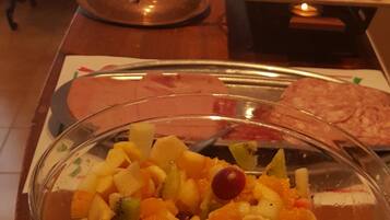 بوفيه فطور يوميًا بتكلفة قدرها (5 EUR للشخص)