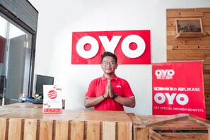 Reception - OYO 422 Achterhuis Guesthouse (Semarang)