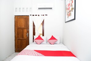 Desk, free WiFi, bed sheets - OYO 422 Achterhuis Guesthouse (Semarang)