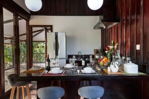 Deluxe Double Suite | Private kitchen | Fridge, oven, stovetop, dishwasher - Sampeah Retreat Villa (Siem Reap)